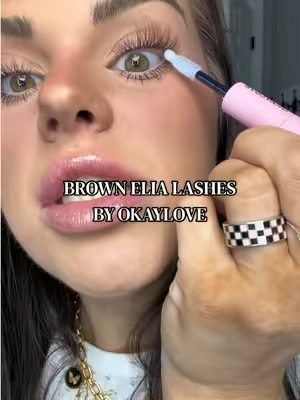 Brown Elia lashes are for the girls who want lashes without looking like they’re wearing lashes 🤎 Soft, natural, and just enough definition without the harshness of black. They blend so seamlessly into the lash line and give that effortless everyday look. ✨ #brownlashes #naturallashes #diylashes #lashclusters #okaylovelashes @OKAYLOVE 
