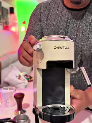 ☕🔥 Café espresso donde quieras, cuando quieras. La QAWTOR Portable Espresso Maker combina extracción de 20 BAR con espumador de leche en un diseño compacto y recargable. Compatible con cápsulas y café molido, perfecta para llevar al trabajo, de viaje, al carro o de camping. 🚗🏕️ ¡Tu café favorito siempre a tu alcance #tiktokshopstockup #QAWTOR Portable Espresso Maker #CoffeeLover #PortableCoffee #EspressoMaker     