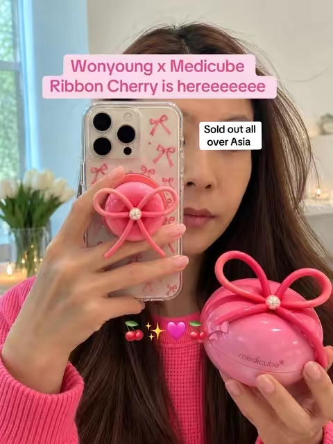 This Medicube Ribbon Cherry Glass Hair Brush is almost too cute! 🎀 The flexible bristles glide through tangles while the protective cover keeps it clean in your purse, gym bag, or travel bag. #Medicube #MedicubeHairBrush #CherryRibbonBrush #DetanglingBrush #wongyoung 
