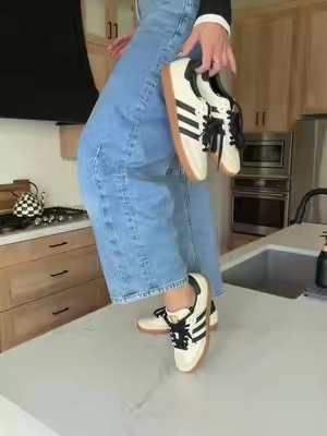 the sneakers that go with EVERYTHING 🖤  