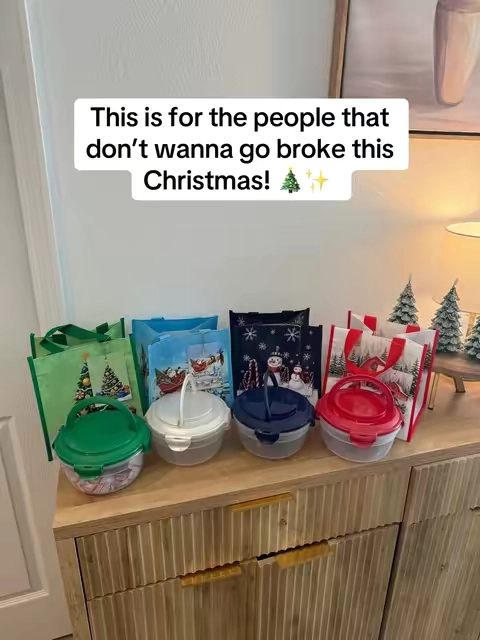 Okay this is SUCH a good Christmas gift hack 😭🎄 You get 4 LocknLock bowls PLUS the holiday gift bags + tags, so they’re basically ready to gift! Perfect for teachers, coworkers, neighbors, friends, or anyone you still need to check off your list 🎁 And the price makes it even better 👀 #ChristmasGifts #GiftIdeas 