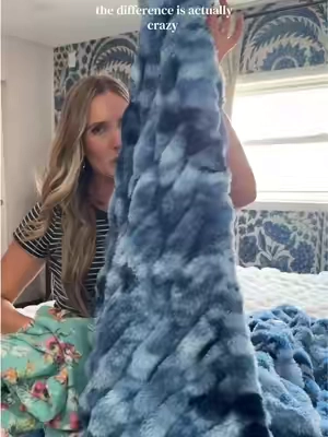 I got the azure blue in the medium #comfrtdreamerblanket #comfrt #christmasinjuly #fallmusthaves #giftforher 