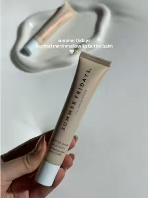 ughh omggg the best lip balm everrrr <3 summer fridays toasted marshmallow lip butter balm dry chapped lips tiktok shop #tiktokshopcreatorpicks #tiktokshopstockup #FallDealsForYou #lipbalm #summerfridays summer fridays best hydrating lip balm glossy lips cozy scent lip treatment maehni 