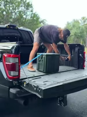 These retractable ratchet straps make strapping things down a lot easier #ratchetstraps #retractableratchetstraps #trucktok #hauling #truckbed 