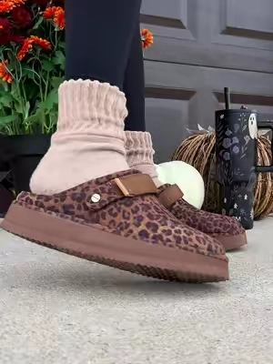 I’ve been wearing these dr Scholl’s clogs on repeat 🖤🤎🐆 #drschollshoes #drschollsclogs #leopardclogs #fallclogs #tiktokshopcreatorpicks @QVC, Inc 