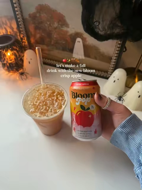 for the fall loving girlies who love to host / want a new fun fall drink ✨ #bloom #bloomnutrition #bloomcrispapple #falldrinks #fall 