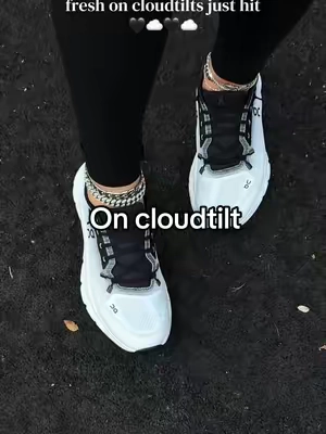On cloudtilt in black and white 🖤☁️🏁  and you don’t have to tie them 🦾 @Evans Sneakers #on #onclouds #oncloudtilt #runningshoes #walkingshoes 