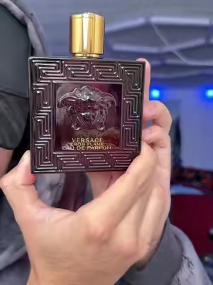 Tienen varios tamaños en este momento👍 #versaceerosflame #fragrancetiktok 
