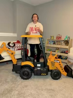 the work truck lovers are going to FREAK OUT 👷🏻‍♂️⚠️🚜🚧 #christmasgiftideas #giftsforkids #screenfreefun #kidsexcavator #kidsrideoncars 