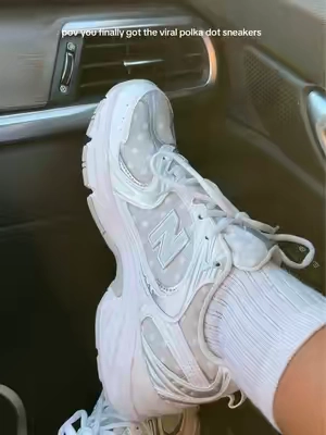 NO IM OBSESSED #newbalance530 #polkadotsneakers #newbalancepolkadot #tiktokshopfashionfinds #tiktokshopcreatorfinds 