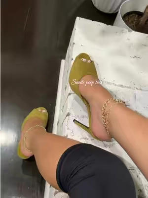 #peeptoe #suedeheels 