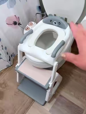 I can’t believe I wasted so much money on potty training gear when I should’ve just gotten this potty seat and step stool from the beginning! #potty #pottytraininghack #pottytrain #pottyladder #pottytraininingmama 