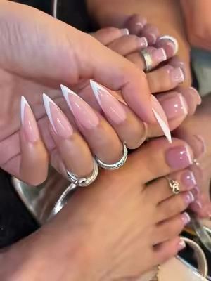 A combo that adds more beauty, do you like it?✨FL #sohochic #nail #pressonnails #stilettonails #toenail 
