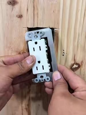 ¿Tu enchufe queda flojo o hundido? Esto lo deja al ras de la pared.#DIY #homediy #Home #DIY #tooltok 