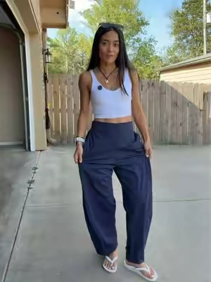 5’0”, 100lbs wearing size xsmall 