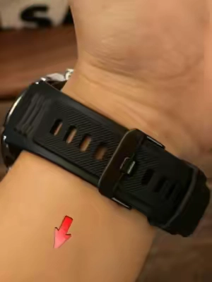 Your sign to stop overpaying for a smartwatch 💰😱#tiktokshopstockup #TechTok #smartwatch #sohochic #aolonsmartwatch