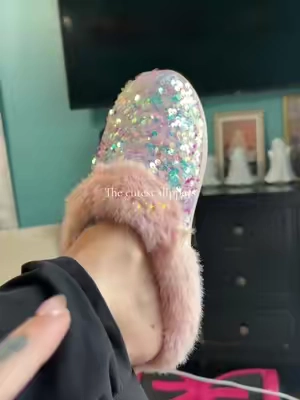 Pink sparkly slippers 😱 soo pretty! #slippers #sparkly #pinkslippers #giftideasforher #tiktokshopcreatorpicks 