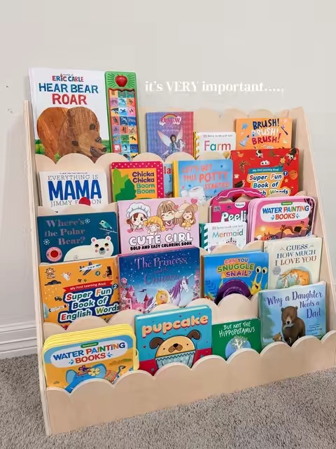 A front-facing bookshelf makes it so much easier for little ones to see their books, grab what they want, and start reading on their own. 📚🧸✨ #toddlerroom #kidsbookshelf #montessoriathome #readingcorner #toddleractivities 