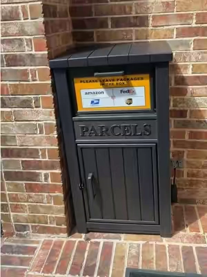 You shouldn’t have to worry about stolen packages! Now you don’t have to with this #outdoorlockableparcel storage box! Must see! #morekahladeals #tiktokshopcreatorpicks #tiktokshopstockup 