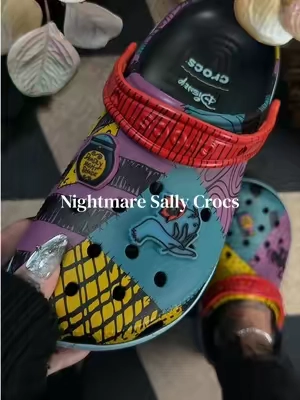 SO OBSESSED I would run if you want them 😮‍💨💀🖤 @Crocs #crocs #crocsnewarrivals #nightmarebeforechristmas #halloween #spookyseason 