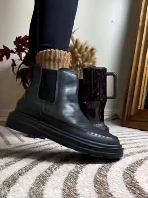 Hey dude Chelsea boots are so comfy ☁️✨🖤 #heydude #heydudechelseaboots #heydudenewarrivals #heydudenewarrivalscampaign 