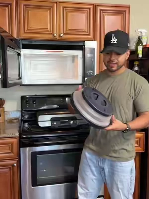 Finally, an upgrade we've been asking for! 🙌🏼 #splattercover#microwave#KitchenHacks#kitchengadgets  