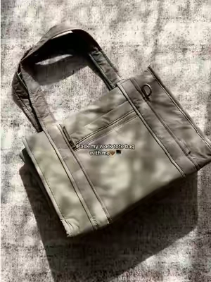 What’s in my bag?  I’ve been searching for the best tote bags that have compartment to fits my tumbler & work essentials… and now it’s finally here!#totebag #whatsinmybag #workbag #totebagforwork #bagsmart 