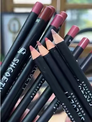 The trick of professional makeup artists – and now it's my secret too 🤫 #LipLiner #DefinedLips #LipSet #BrownTones #NaturalLips