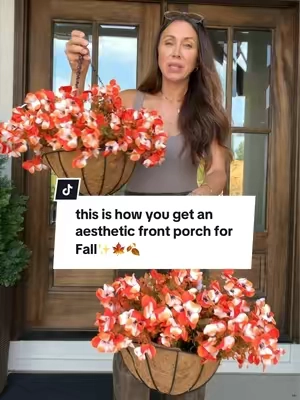 Aesthetic front porch this fall but make it affordable 👏🏽🏆🍁🍂✨ #fallaesthetic #feontporch #fallfrontporch #hangingbaskets #falldecor 