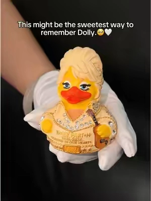 Forever the queen of country music, Dolly will always have a place in our hearts. This little figure is more than something cute to put on a shelf—it’s a keepsake for the songs, the memories, and the woman who gave so many of us something to hold onto. 🥹💕#dolly #dollyparton #gift #duck #tiktokshopstockup 