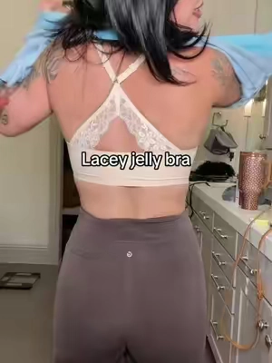 A Lacey jelly bra that clasps in the front with magnets! Say less!! @vrcomfy
