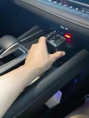 My new upgraded version charger with 7-in-1 retractable cables!The best part is built-in starry projection ✨😱#stockupdeal #driving #retractablecarcharger #tiktokmademebuyit #toolupgrade 