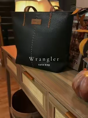 So pretty 🍂 @Vaqueras Outfitters #purse #totebag #wranglerpurse 