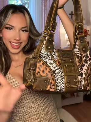 OBBBSESSSEDDD it’s so perfect for fall😍🧸🍁🍂 also don’t mind im recovering from a cold 😩 #angelkissbag #angelkiss #fyp #whatsinmybag #whatsinmypurse 