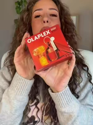 Olaplex really said take your bonding oil EVERYWHERE. 😭🎁 Mini No.7 Bonding Oils + the cutest keychain holder?! This holiday set is such a good little gift—or keep it for yourself because I absolutely would. 😂 @Olaplex  #olaplex #holidayset #limitededition #stockingstuff #curlyhairroutine 