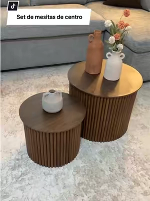 Set de dos mesitas de centro ideal para salas pequeñas. Su diseño acanalado aporta un toque moderno sin recargar visualmente el espacio, y puedes colocarlas juntas o separadas. 🤎@giratreestore  #coffeetable #livingroomdecor #homedecor #furniture #mesadecentro 