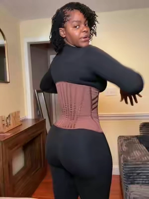 Not the cute little waist trainer acting like it has a JOB to do 😭 this hold is no joke.
#WaistTraining #SHAPSHE #SnatchedWaist #ShapewearFinds #TikTokShopFashion 