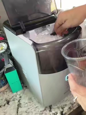 There is not one thing I don’t like about this Euhomy ice machine. It’s cheaper and better than my old one! Never run out of ice again #euhomy #icemachine #crunchyice #tiktokshopstockup #icemaker 