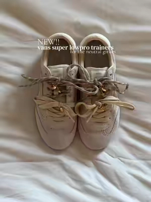 Double laced and the charms?!! Omggg @vans #vansshoes #vanslowpro #lowtopsneakers #suedeshoes #fallfashion 
