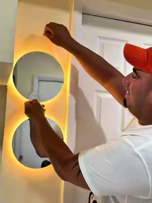 ✨ Dale a tu habitación un toque moderno y elegante con esta lámpara LED de pared Hoodink. Su diseño en negro, efecto madera, dorado cepillado y textura tipo lino combina perfecto con cualquier decoración. 💡 Además, tiene 3 niveles de intensidad y es recargable por USB. ¡Iluminación bonita y funcional sin complicaciones #tiktokshopstockup #Karaca Milanda 12-Piece Transp #Hoodink #LamparaLED #Iluminacion  