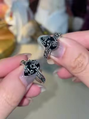 Este poderoso anillo de bruja oscura. El negro no repele la energía. La absorbe, la transforma y la amplifica🤍🖤🔮 #witchknot #925silverjewelry #protection #charm #giftdeas