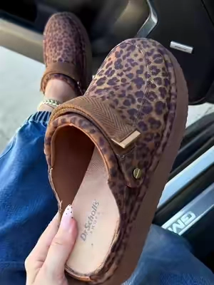 Leopard clogs that are actually comfy!? Yes please!! #drschollsshoes #womensclogs #fallclogs #cuteclogs #tiktokshopcreatorpicks 