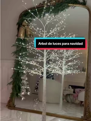 Una esquina vacía + este árbol iluminado = ambiente navideño instantáneo 🎄✨ 6 pies y 544 luces cálidas para darle ese toque cozy a la casa. #ChristmasDecor #HolidayDecor #christmaslight#tiktokshopcreatorpicks#homedecor 