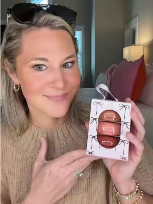 Calling all girl moms! @tarte cosmetics just dropped their holiday gift sets! This would be SO good as a gift, stocking stuffer or for a favorite things party! Hurry…they always sell out 😘 #tarte #tartecosmetics #tartebundle #tarteholidaysets #girlmom 