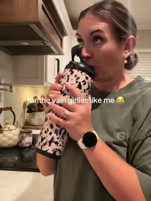 Call me vain but if I can stay hydrated without making the straw face all day… I’m listening 😂 The HydroJug Ease2o No-Purse straw might be my favorite feature yet. And the Blonde Tortoise?! 🤎 #HydroJug #HydroJugEase2o #WaterBottle #Hydration #antiaging  