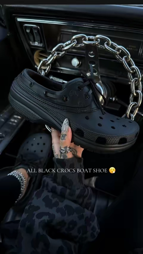 YES… RUN IF YOU WANT THEM 🖤🔥 @Crocs #crocs #altoutfits #altmom #falloutfitinspo #sliponshoes 
