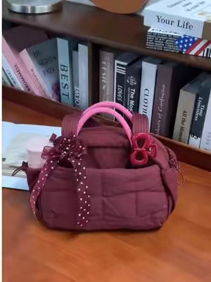 Can’t get over this chic mini bag.🥹💌#everydaybag #bagsmart #totebag #handbag #gymbag 