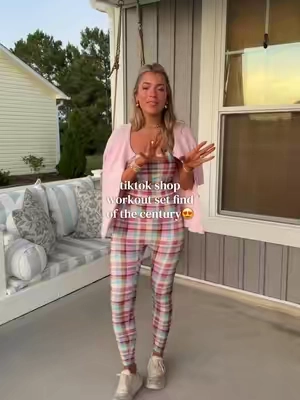 THE PLAID😍 built in bra too! So freaking cute for fall! But this color is selling fastttt so hurry! I'm wearing size M and I'm 5'9! #boujeeonabudget #pilatesprincess #affordablefashion #hotgirlwalkootd #workoutset 