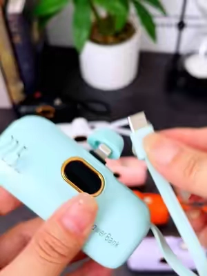 ¡Los power banks grandes ocupan demasiado espacio! 🙅‍♀️🎒 Este mini es perfecto para salir: pequeño y rápido. ¡Consíguelo ya! #tiktokshopstockup #Fastcharging #powerbank #OnTheGo #PortableCharger