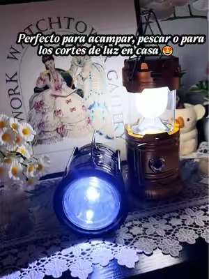 Una linterna normal solo ilumina ❌ Esta lámpara LED solar también carga tu teléfono 🔋 Absorbe energía solar de día y alumbra toda la noche 💡 ¡Consíguela! #tiktokshopstockup #LEDLights #SolarPower #CampingLife #MustHave